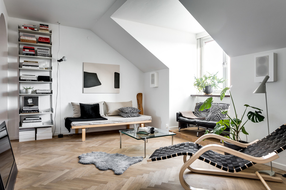 Nordisk inredning av ett mellanstort vardagsrum, med vita väggar, ljust trägolv och ett finrum