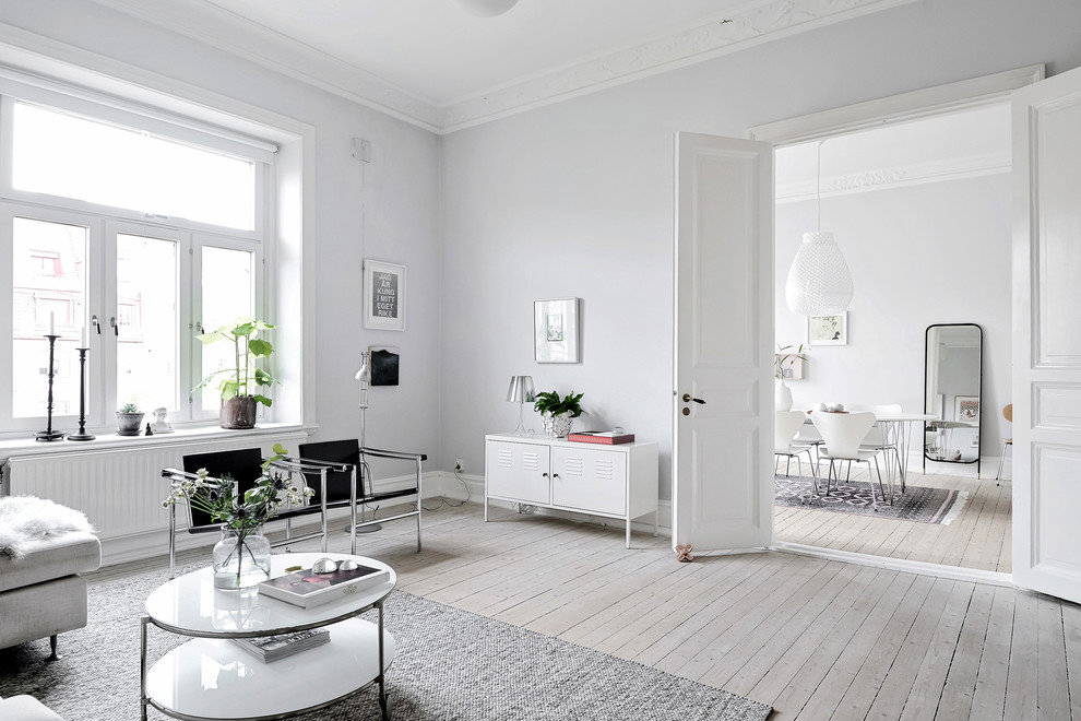 Inspiration för ett vintage vardagsrum, med vita väggar och ljust trägolv