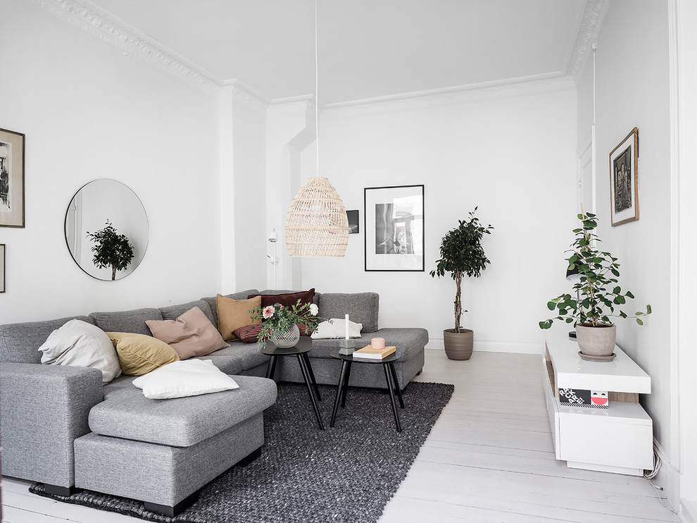 Inspiration för mellanstora skandinaviska separata vardagsrum, med vita väggar, målat trägolv och vitt golv