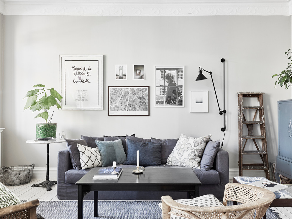 Mittelgroßes, Repräsentatives, Fernseherloses, Offenes Modernes Wohnzimmer ohne Kamin mit grauer Wandfarbe und gebeiztem Holzboden in Göteborg