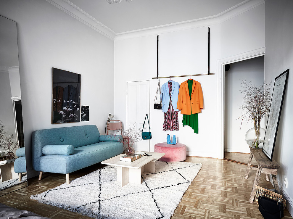 Idéer för ett mellanstort minimalistiskt separat vardagsrum, med vita väggar och ljust trägolv