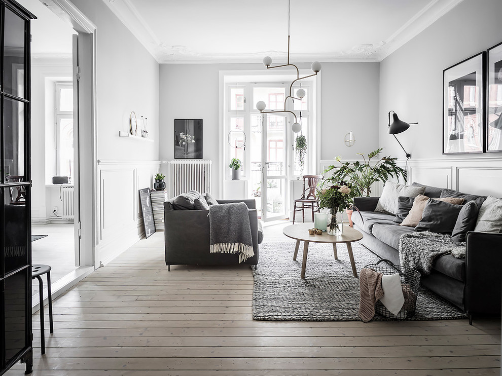 Exempel på ett mellanstort minimalistiskt separat vardagsrum, med ett finrum, grå väggar, ljust trägolv och beiget golv