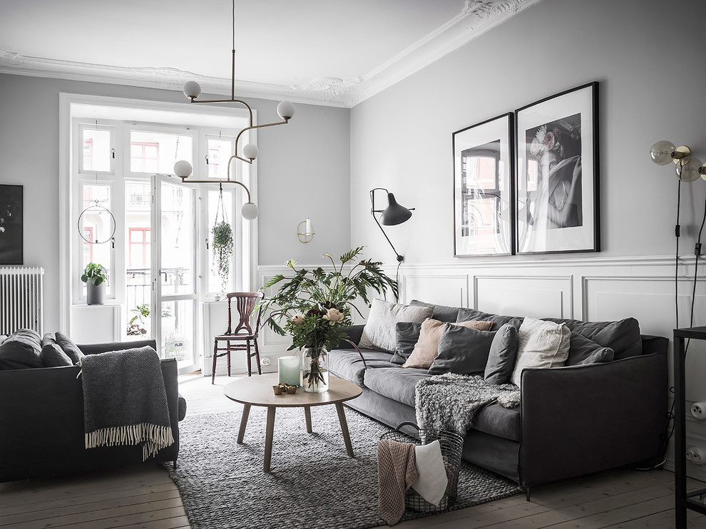 Inspiration för ett mellanstort minimalistiskt separat vardagsrum, med grå väggar, ljust trägolv och beiget golv