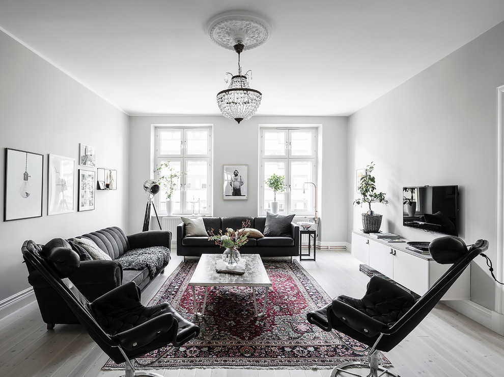 На фото: изолированная, парадная гостиная комната в скандинавском стиле с серыми стенами, светлым паркетным полом, телевизором на стене и бежевым полом с