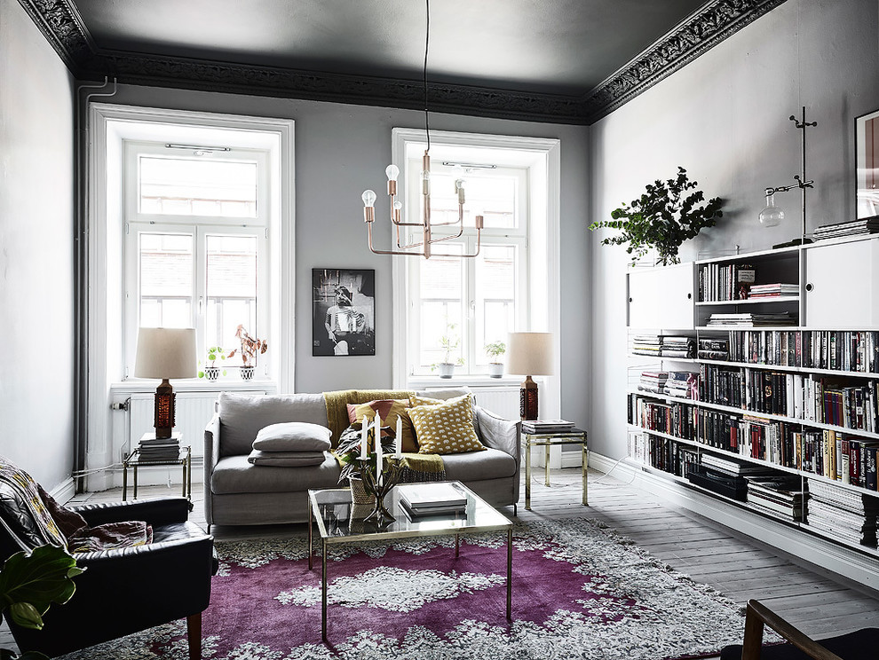 Großes, Repräsentatives, Fernseherloses, Abgetrenntes Skandinavisches Wohnzimmer ohne Kamin mit grauer Wandfarbe und hellem Holzboden in Göteborg