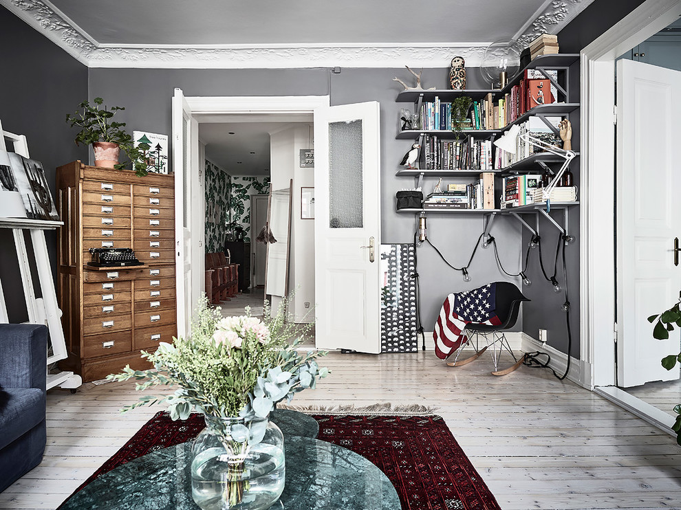 Mittelgroßes Nordisches Wohnzimmer mit grauer Wandfarbe und hellem Holzboden in Göteborg