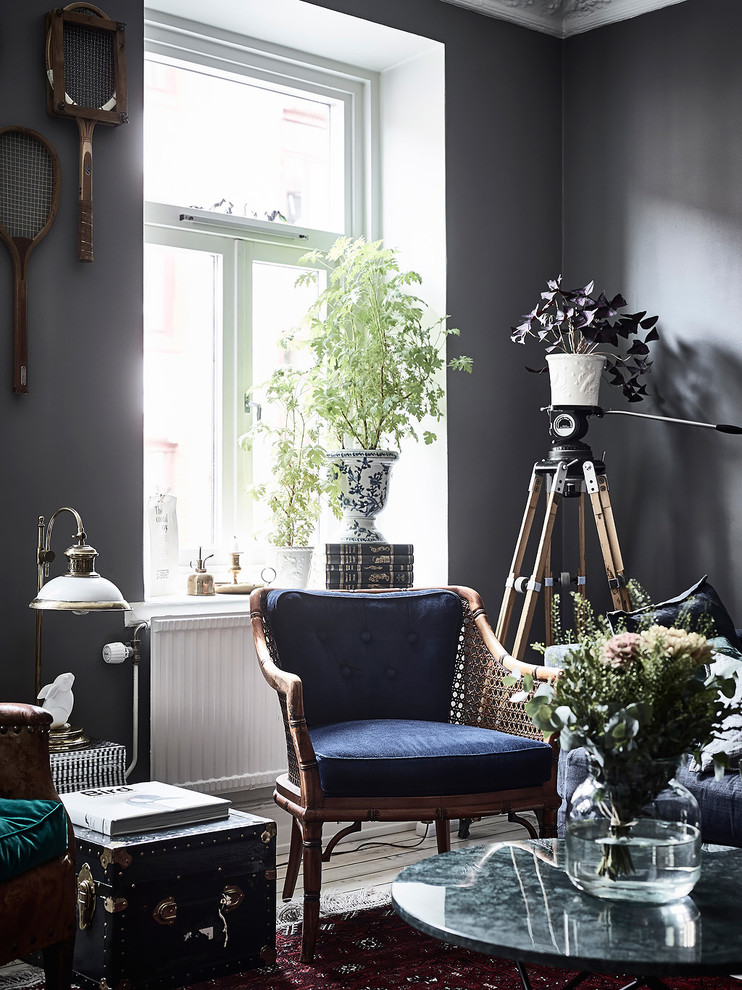 На фото: парадная гостиная комната в скандинавском стиле с серыми стенами без камина с