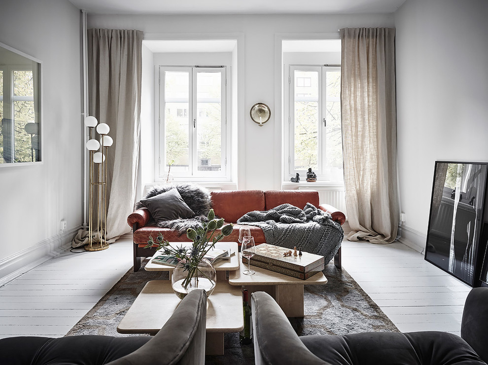 Mittelgroßes, Repräsentatives, Abgetrenntes Nordisches Wohnzimmer ohne Kamin mit weißer Wandfarbe, gebeiztem Holzboden und weißem Boden in Göteborg