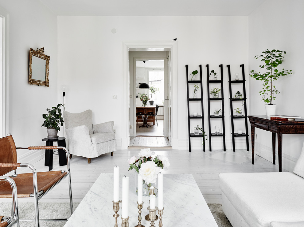 Foto di un soggiorno scandinavo di medie dimensioni e aperto con sala formale, pareti bianche, pavimento in legno verniciato, nessun camino e nessuna TV