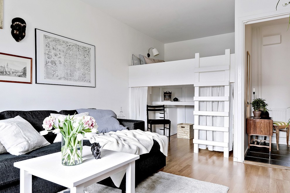 Пример оригинального дизайна: гостиная комната среднего размера в скандинавском стиле с белыми стенами и паркетным полом среднего тона без камина