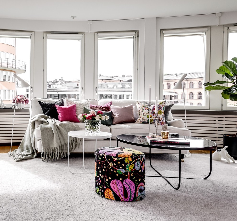 Immagine di un grande soggiorno chic aperto con pareti bianche, moquette e pavimento grigio