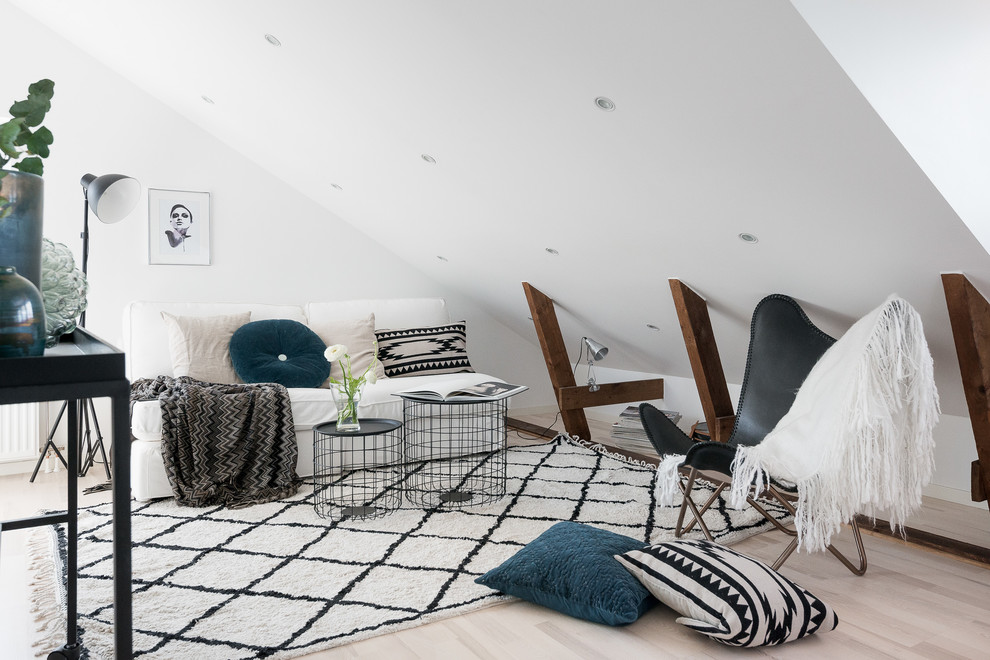 Small traditional mezzanine living room in Gothenburg with white walls and light hardwood flooring.