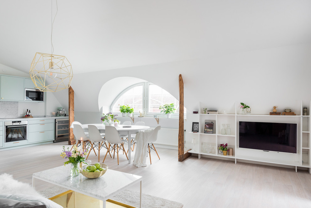 Bild på ett mellanstort minimalistiskt vardagsrum, med ett finrum, vita väggar och ljust trägolv