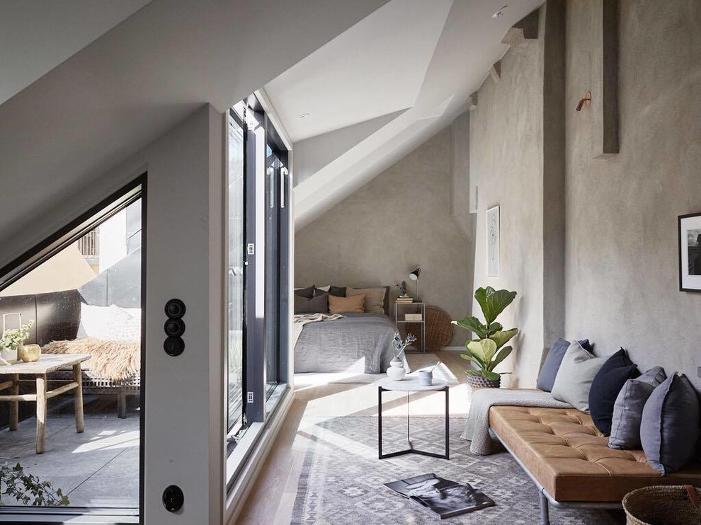 Imagen de salón moderno pequeño con paredes grises y suelo de madera clara