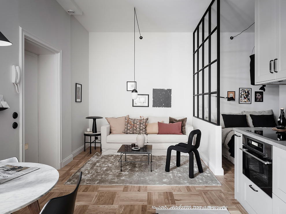 Foto di un piccolo soggiorno nordico aperto con pareti bianche, pavimento in legno massello medio, pavimento beige e sala formale