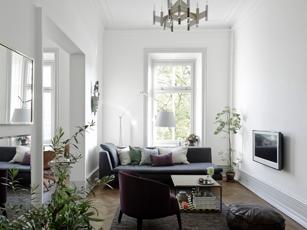 Свежая идея для дизайна: парадная, изолированная гостиная комната среднего размера в скандинавском стиле с белыми стенами и паркетным полом среднего тона без камина, телевизора - отличное фото интерьера