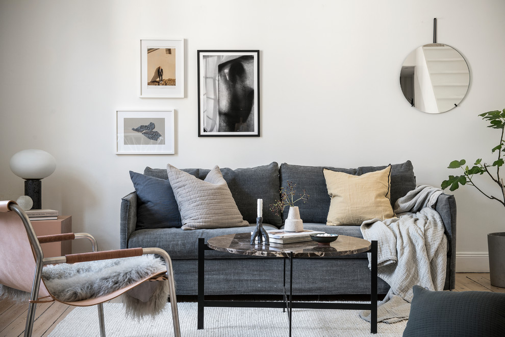 Immagine di un piccolo soggiorno nordico chiuso con sala formale, pareti bianche, parquet chiaro e pavimento beige