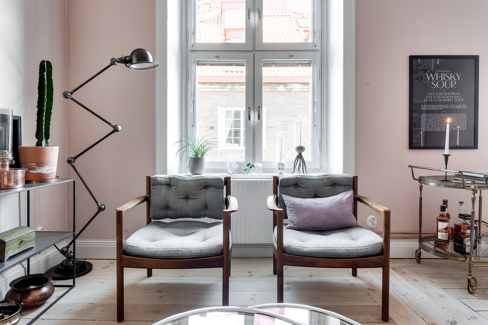 Mittelgroßes, Repräsentatives, Fernseherloses, Offenes Nordisches Wohnzimmer mit rosa Wandfarbe und hellem Holzboden in Stockholm