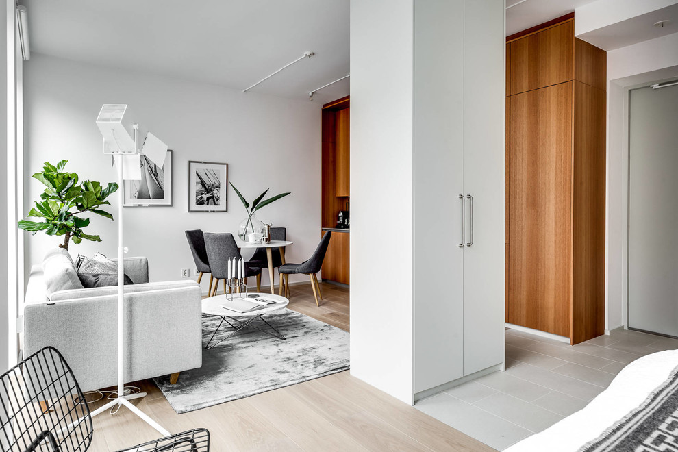 Offenes Modernes Wohnzimmer ohne Kamin mit weißer Wandfarbe in Stockholm