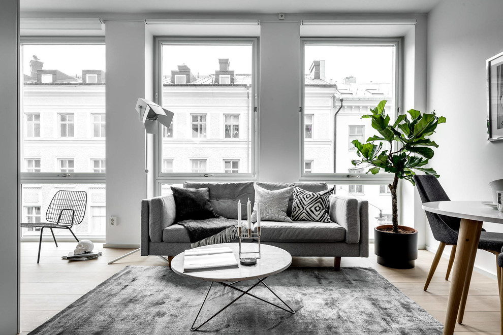 Immagine di un soggiorno contemporaneo aperto con pareti bianche, nessun camino e pavimento bianco