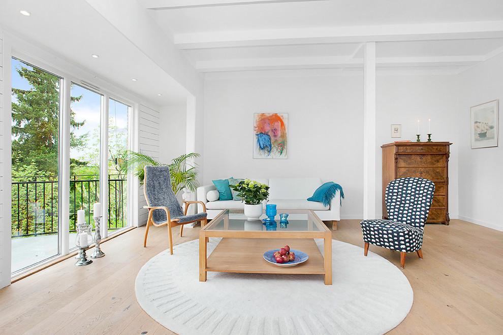 Diseño de salón para visitas abierto nórdico grande sin chimenea y televisor con paredes blancas y suelo de madera clara