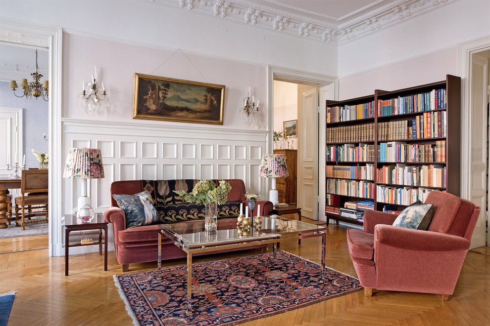Großes, Repräsentatives, Fernseherloses, Offenes Klassisches Wohnzimmer ohne Kamin mit weißer Wandfarbe und braunem Holzboden in Stockholm