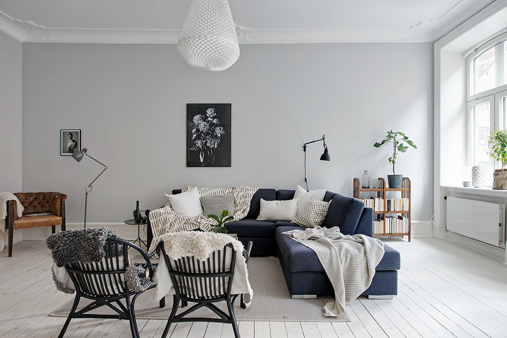 Mittelgroßes, Repräsentatives, Fernseherloses, Offenes Skandinavisches Wohnzimmer ohne Kamin mit grauer Wandfarbe und gebeiztem Holzboden in Göteborg