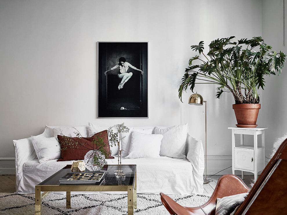 Fernseherloses, Mittelgroßes, Repräsentatives, Offenes Nordisches Wohnzimmer ohne Kamin mit weißer Wandfarbe und hellem Holzboden in Göteborg