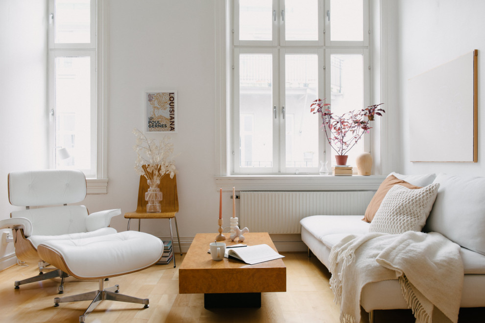 Bild på ett mellanstort skandinaviskt allrum med öppen planlösning, med ett finrum, vita väggar, ljust trägolv och beiget golv