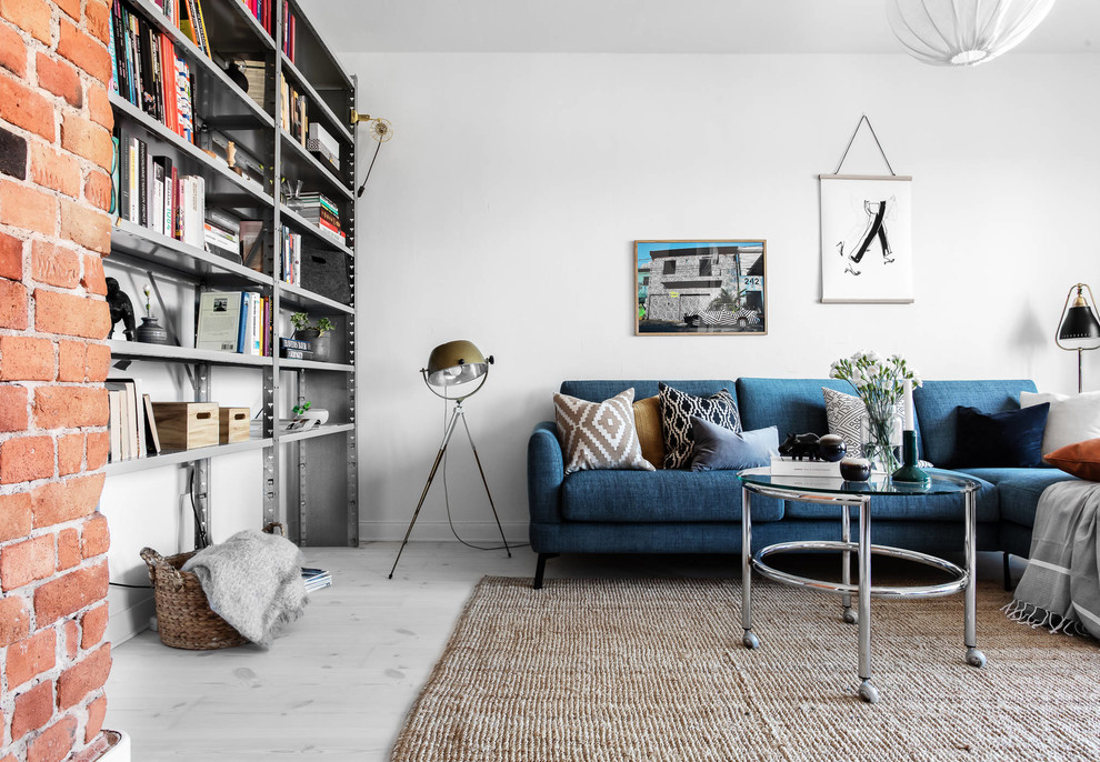 Свежая идея для дизайна: гостиная комната среднего размера в скандинавском стиле с белыми стенами, светлым паркетным полом, серым полом и синим диваном - отличное фото интерьера