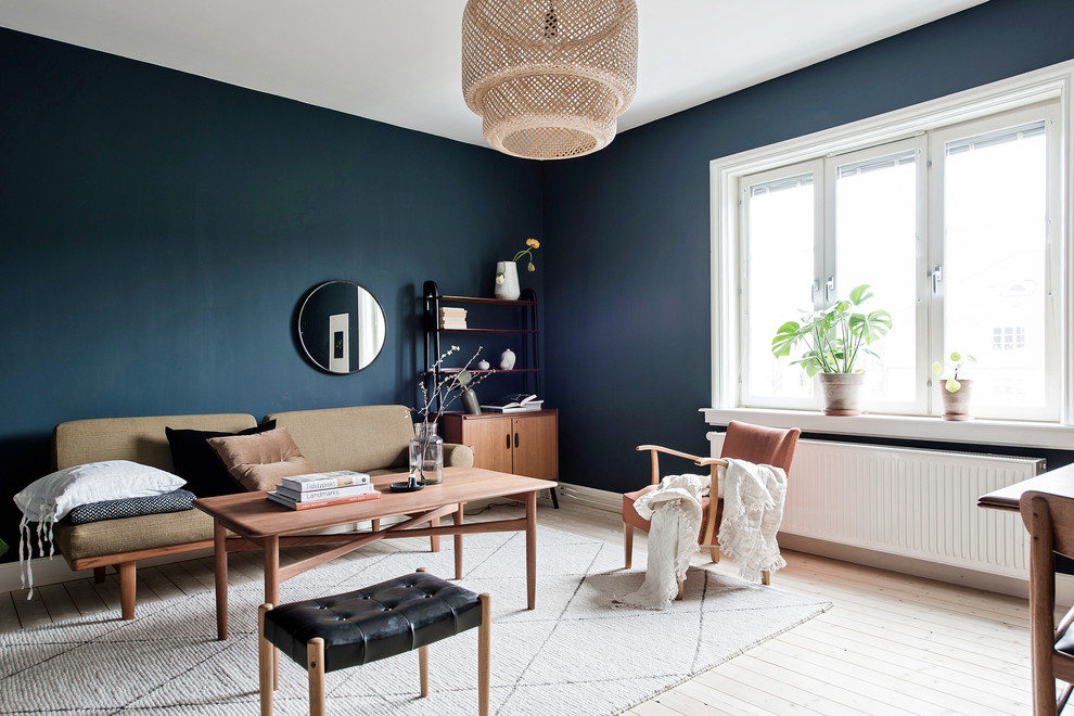 Inspiration för ett mellanstort skandinaviskt separat vardagsrum, med blå väggar, ljust trägolv och beiget golv