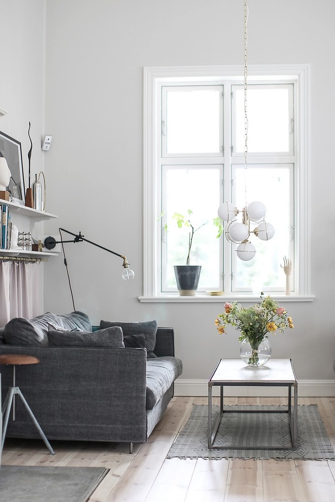 Foto di un soggiorno scandinavo di medie dimensioni con pareti bianche e parquet chiaro