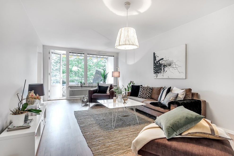 Bild på ett stort minimalistiskt separat vardagsrum, med ett finrum, grå väggar och en fristående TV