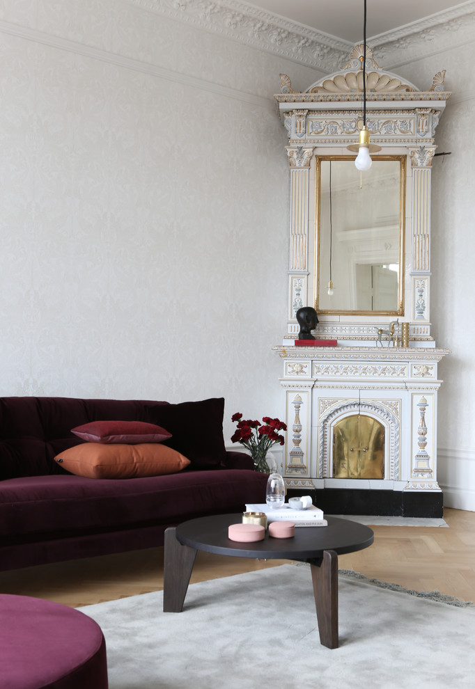 Mittelgroßes, Repräsentatives, Fernseherloses, Offenes Klassisches Wohnzimmer ohne Kamin mit weißer Wandfarbe und hellem Holzboden in Stockholm