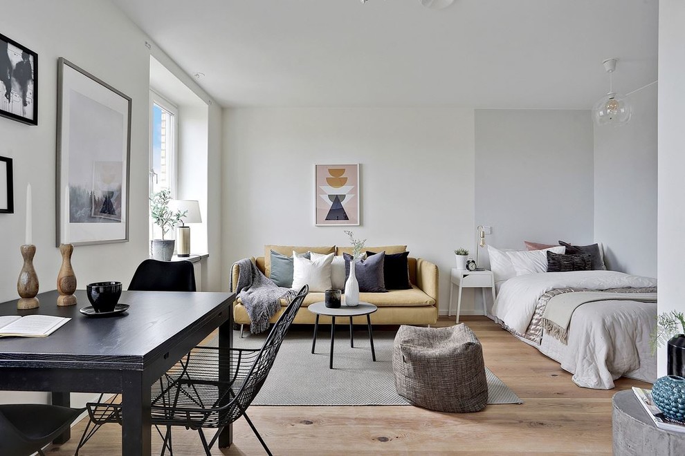 Kleines Skandinavisches Wohnzimmer mit weißer Wandfarbe, braunem Holzboden und braunem Boden in Göteborg