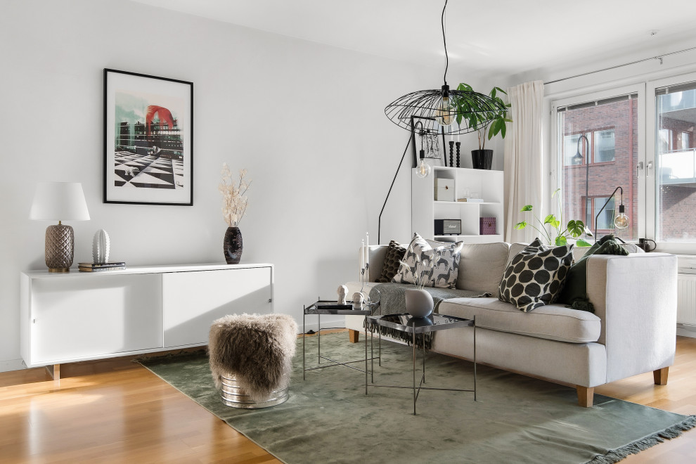 Idéer för att renovera ett mellanstort minimalistiskt vardagsrum, med vita väggar och beiget golv