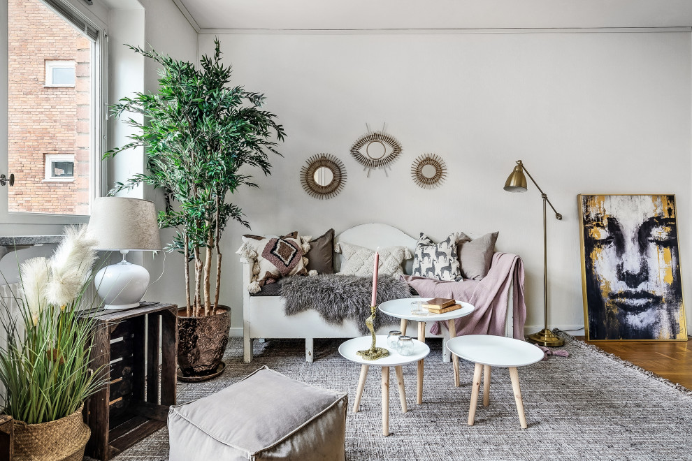 Свежая идея для дизайна: открытая гостиная комната в скандинавском стиле с белыми стенами - отличное фото интерьера