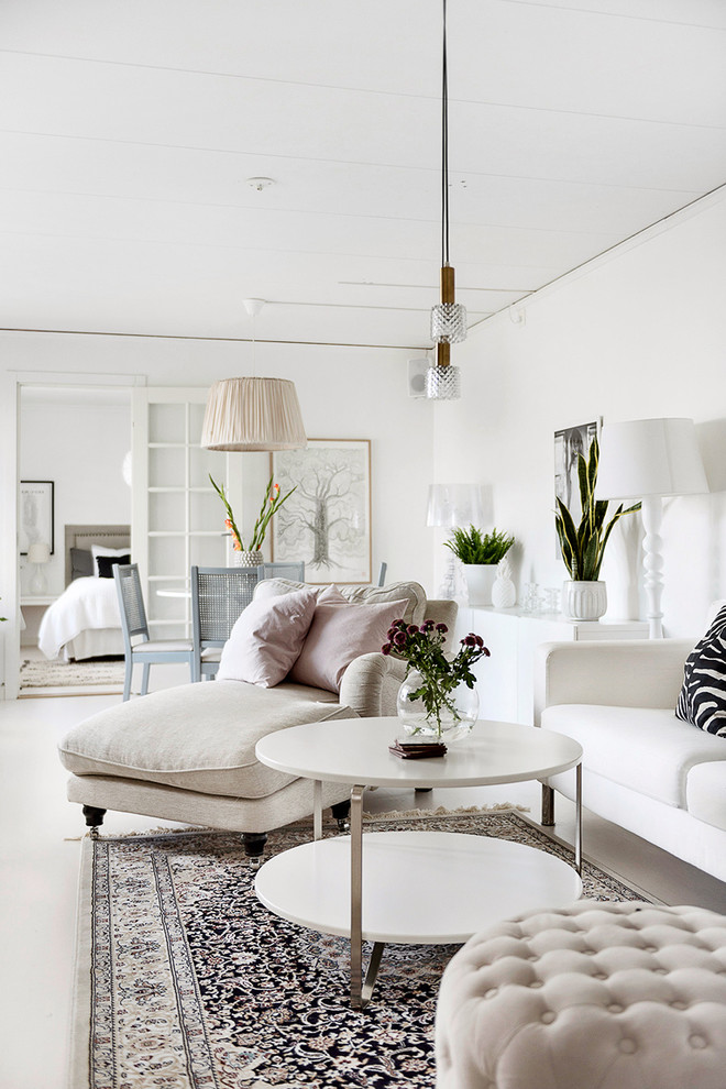 Идея дизайна: большая парадная, открытая гостиная комната в стиле модернизм с белыми стенами и деревянным полом без камина, телевизора