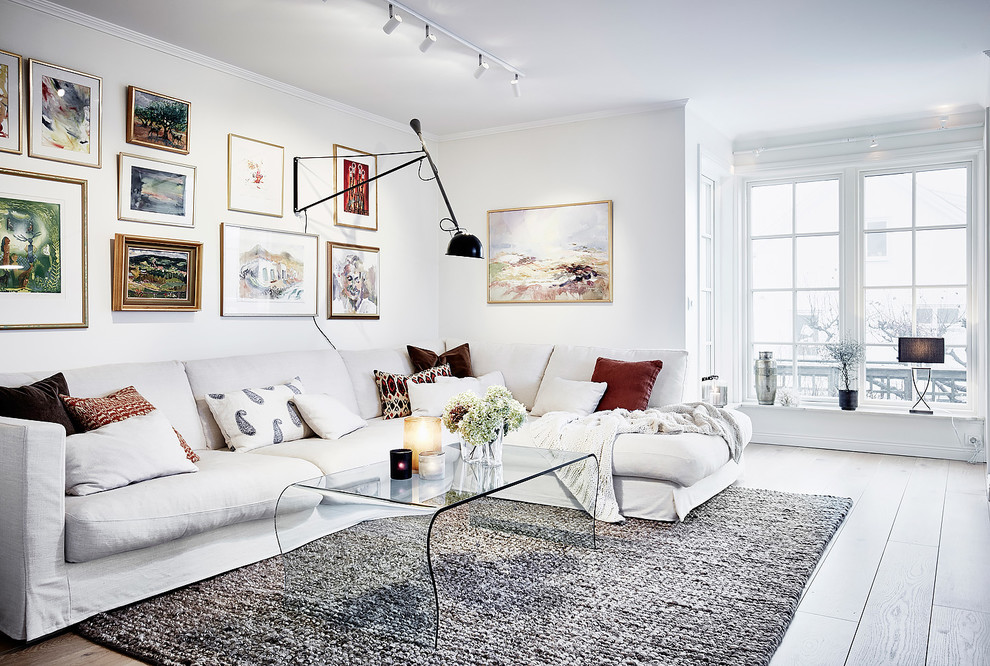 Repräsentatives, Großes, Fernseherloses, Abgetrenntes Skandinavisches Wohnzimmer mit weißer Wandfarbe, hellem Holzboden und braunem Boden in Göteborg