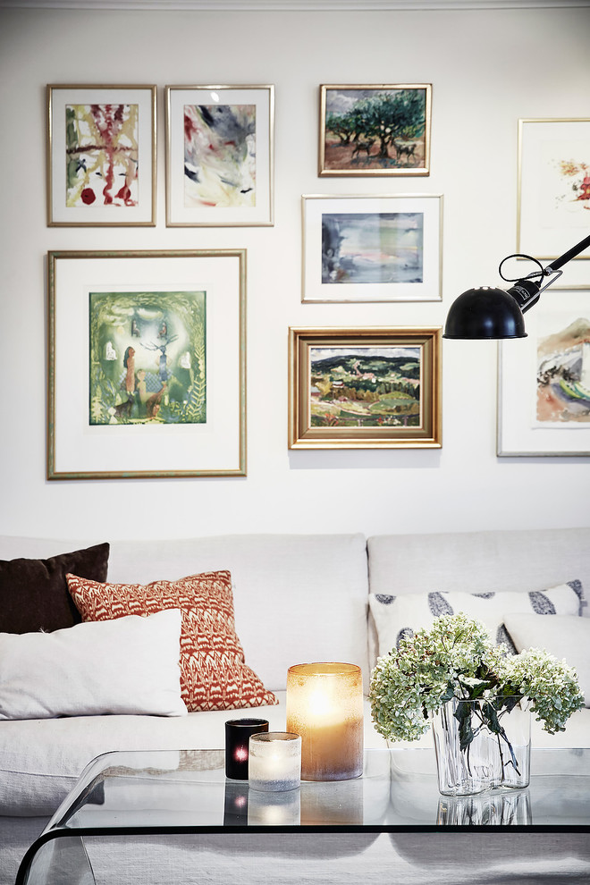 Idéer för stora skandinaviska separata vardagsrum, med ett finrum, vita väggar, ljust trägolv och brunt golv