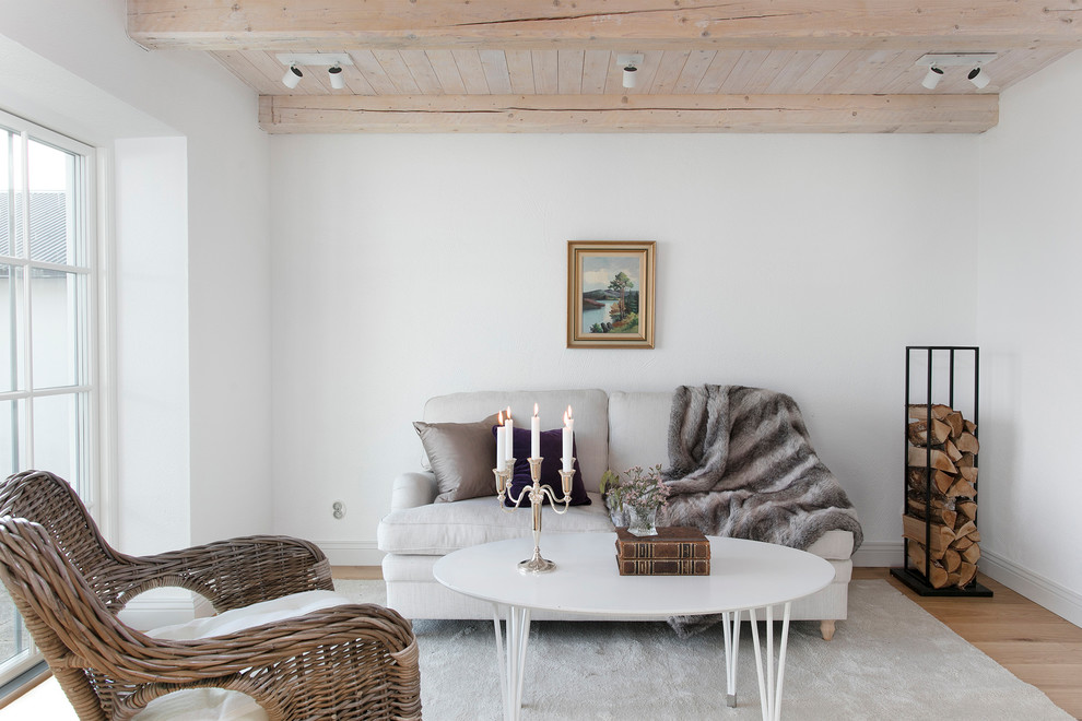 Inspiration för ett litet minimalistiskt separat vardagsrum, med vita väggar och ljust trägolv