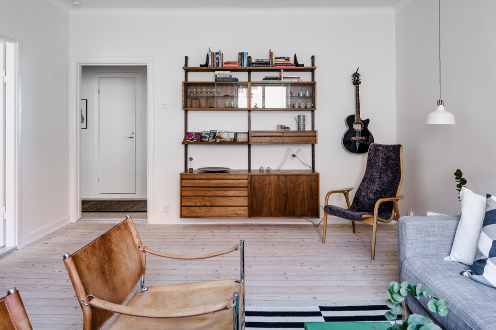 Idee per un soggiorno scandinavo di medie dimensioni con pareti bianche, parquet chiaro, sala formale e nessuna TV