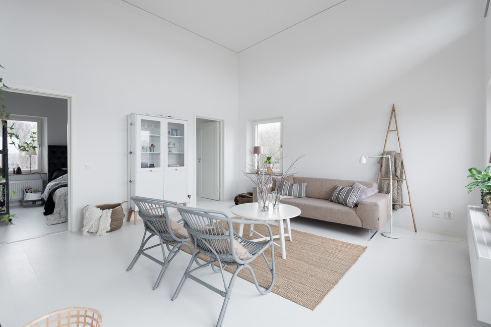 Immagine di un grande soggiorno nordico aperto con sala formale, pareti bianche, nessun camino, nessuna TV, pavimento in legno verniciato e pavimento bianco