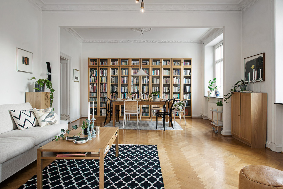 Idéer för att renovera ett stort vintage separat vardagsrum, med ett bibliotek, vita väggar och ljust trägolv