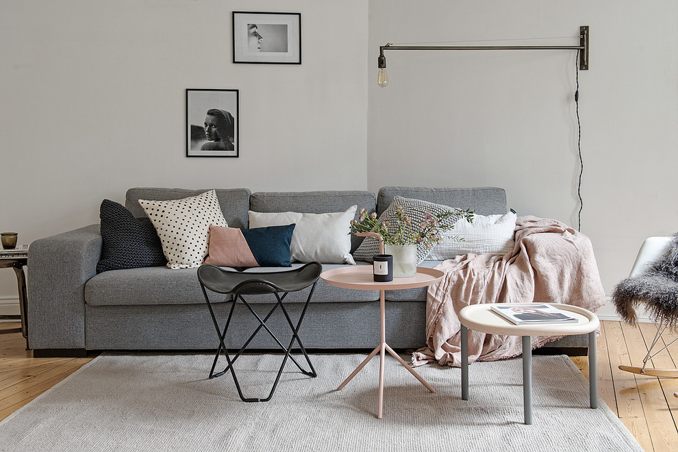 Großes, Repräsentatives, Fernseherloses Nordisches Wohnzimmer ohne Kamin mit weißer Wandfarbe und hellem Holzboden in Göteborg