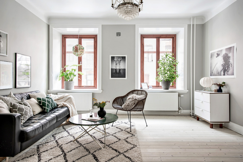 Источник вдохновения для домашнего уюта: большая изолированная гостиная комната в скандинавском стиле с серыми стенами, светлым паркетным полом и бежевым полом без телевизора