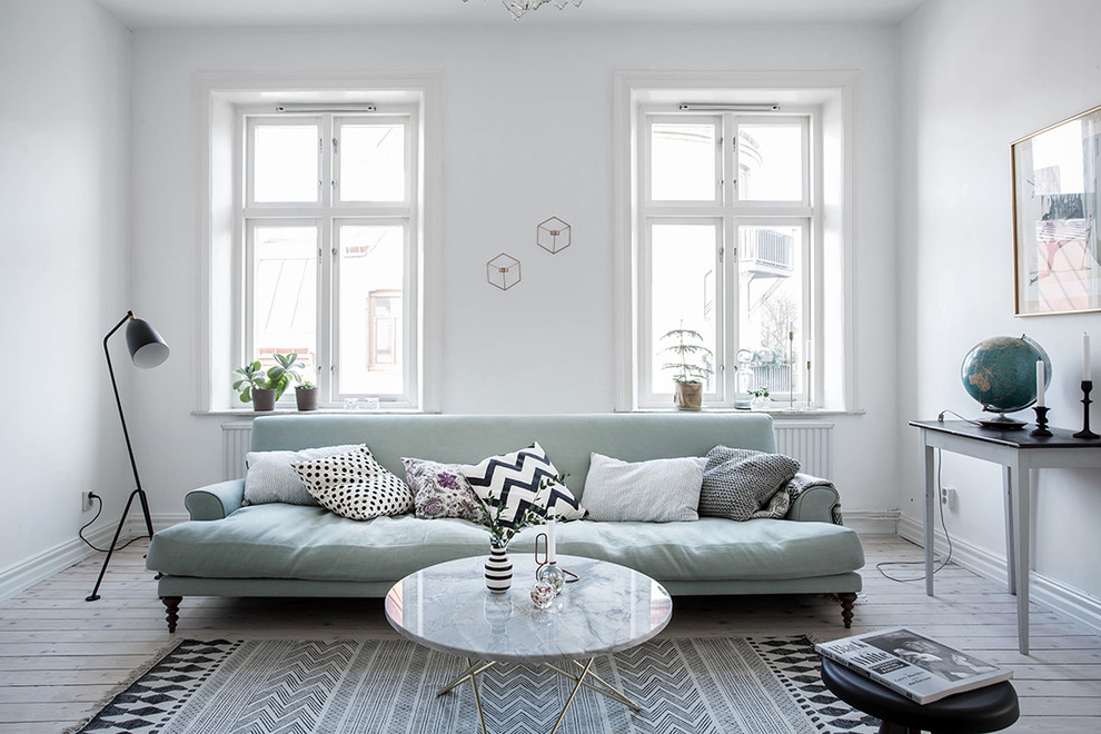 Inspiration för ett mellanstort vintage separat vardagsrum, med ett finrum, vita väggar och ljust trägolv