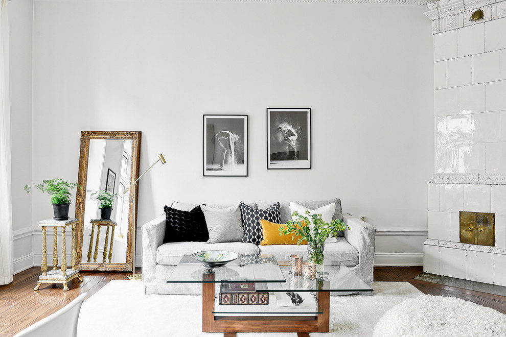Mittelgroßes, Repräsentatives, Fernseherloses, Offenes Nordisches Wohnzimmer ohne Kamin mit weißer Wandfarbe und dunklem Holzboden in Stockholm