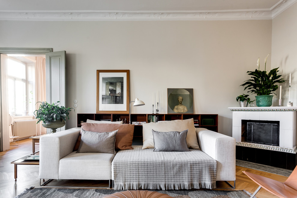 Mittelgroßes, Repräsentatives, Fernseherloses, Offenes Nordisches Wohnzimmer ohne Kamin mit beiger Wandfarbe und hellem Holzboden in Stockholm