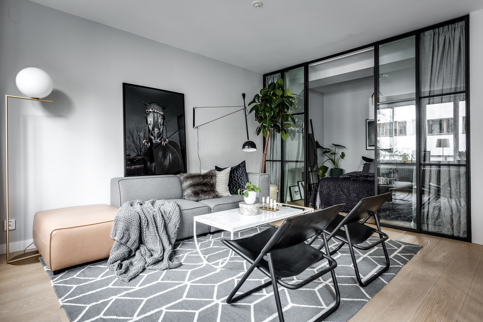 Idéer för ett skandinaviskt vardagsrum, med ett finrum, grå väggar, ljust trägolv och beiget golv